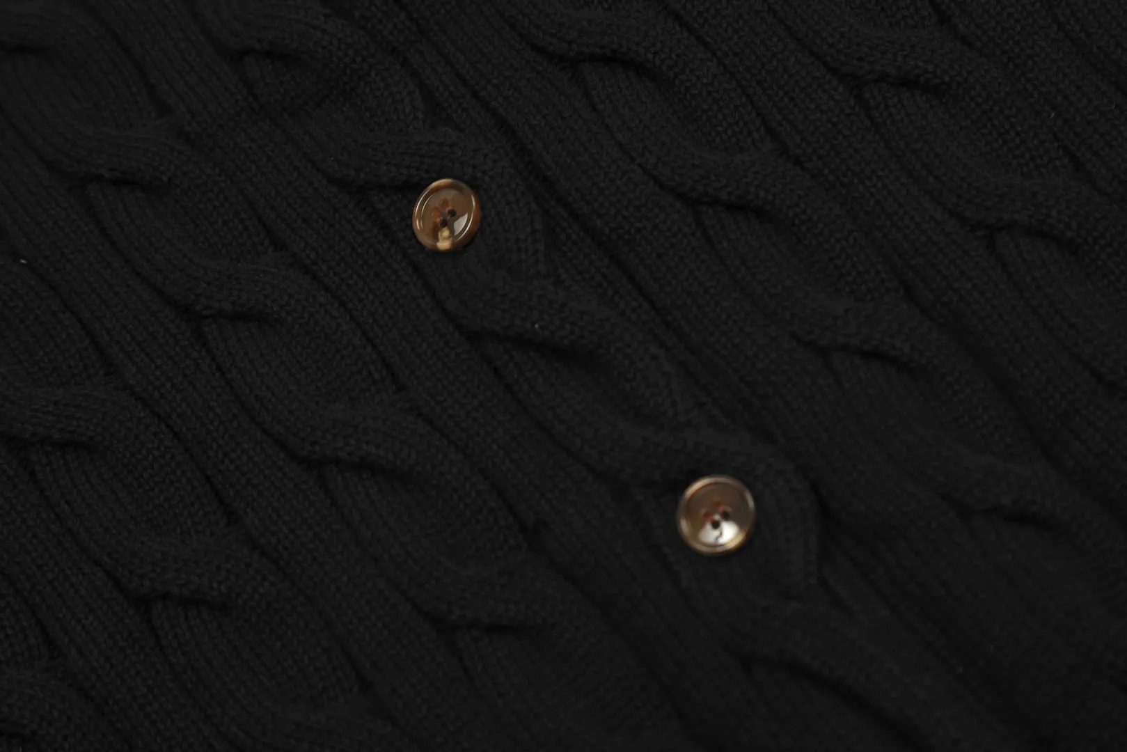 🅿️230 "Top quality" Style number: DS006# [Ralph Lauren round neck solid color pony embroidered logo twist knitted cardigan] ✅Ralph Lauren classic basic versatile knitted cardigan jacket for all seasons ✅Main supplier platform live broadcast Wholesale entity Replacement if out of stock No removal from shelves ✅ZP quality 1:1 version Scan code to enter the GF website Counter quality ✅Detailed quality The only one in Guangzhou Imported quality cotton yarn Focusing on high-end, cost-effective, and good quality. Needless to say, the version is restored to the original version. The maximum size can be worn up to 160 pounds. Loose, comfortable and stress-free. ✅The upper body is simple and easy to match. A must-have for goddess ootd. Good-looking clothes are never picky. A must-have in the goddess’ wardrobe. Size: S-XL. Color: Black, navy, off-white, gray, light blue, light pink, colorful blue, khaki, bright yellow, purple, Chinese red, turquoise green.